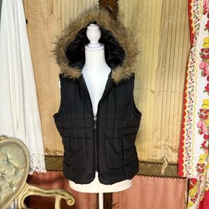 Body Central Black Puffer Vest with Faux Fur Trim